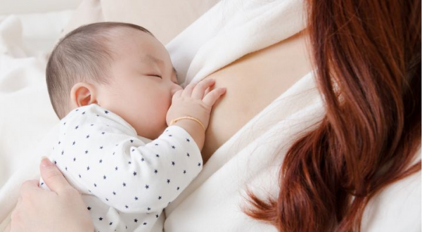 Mitos atau Fakta: Cipratan ASI Bisa Bikin Bercak Putih Di Wajah Bayi