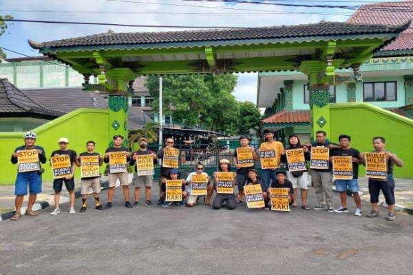 Pembangunan di Yogya Ngawur, Komunitas Pit Dhuwur: Laporkan Proyek Beraroma Korupsi! Pembangunan di Yogya Ngawur, Komunitas Pit Dhuwur: Laporkan Proyek Beraroma Korupsi!