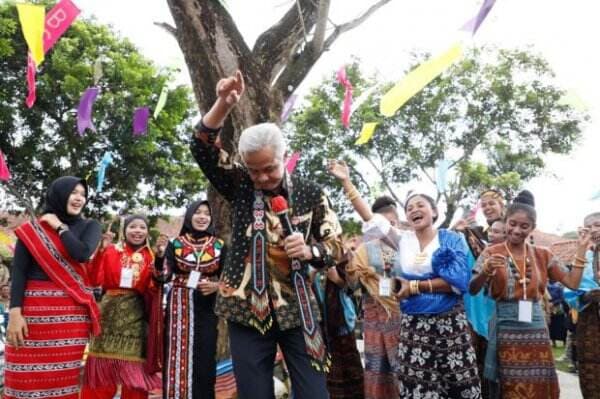 Hadiri Pembukaan Borobudur Student Festival, Ganjar Borong Baju Karya Siswa