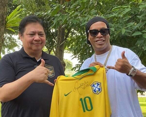 Ronaldinho Hadiahi Ketum Golkar Airlangga Hartaro Jersey Kuning