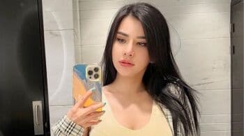 Mirror Selfie, Cantiknya Maria Vania Pakai Tanktop Kuning Bikin Netizen Auto Jatuh Cinta!