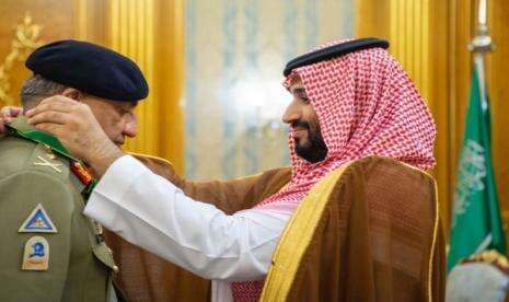 Pangeran Salman Anugerahkan Medali Raja Abdulaziz pada Jenderal Pakistan