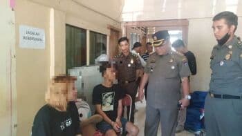 Asyik Bercinta di Kosan, Sejoli Ini Kaget saat Digerebek Warga Asyik Bercinta di Kosan, Sejoli Ini Kaget saat Digerebek Warga