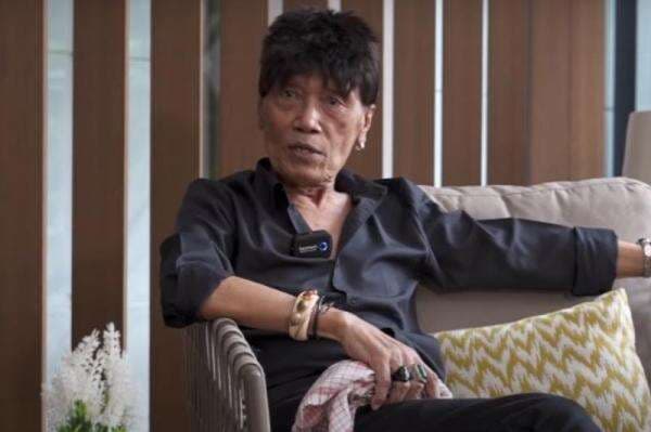 Tessy Srimulat Sempat Pingsan Jelang Prosesi Pemakaman Istrinya Tessy Srimulat Sempat Pingsan Jelang Prosesi Pemakaman Istrinya