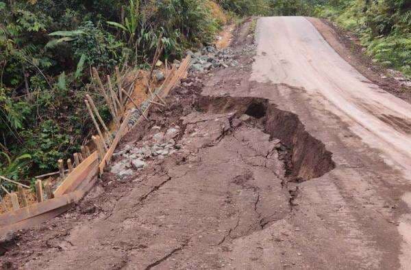 Baru Rampung Sudah Rusak, Legislator Kapuas Soroti Proyek Siring Jalan Sei Hanyo Baru Rampung Sudah Rusak, Legislator Kapuas Soroti Proyek Siring Jalan Sei Hanyo