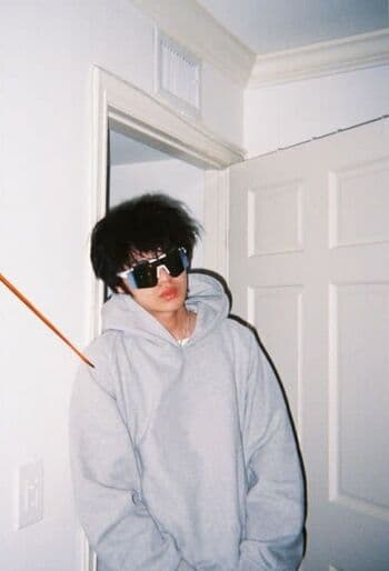 Warren Hue 88rising Rilis Single dan Official Music Video Terbaru Berjudul “HANDSOME” Warren Hue 88rising Rilis Single dan Official Music Video Terbaru Berjudul “HANDSOME”