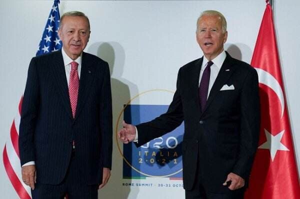 Erdogan akan Bertemu Biden soal Invasi Rusia ke Ukraina