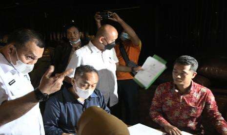 In Picture: Sidak Outlet Holywings Bekasi Berujung Penutupan Operasi