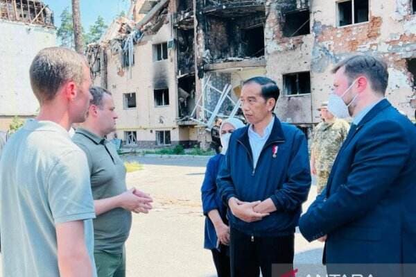 Jokowi dan Ibu Negara Kunjungi Reruntuhan Apartemen di Ukraina