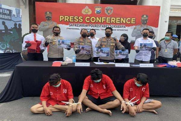 Polisi Tangkap 3 Tersangka Perkelahian PSHT vs Pagar Nusa Polisi Tangkap 3 Tersangka Perkelahian PSHT vs Pagar Nusa