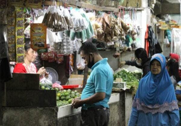 Beli Migor Curah di Pasar Wonokromo Pakai Aplikasi PeduliLindungi