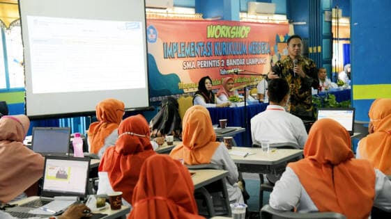 Dosen UTI Gelar Workshop Implementasi Kurikulum Merdeka di SMA Perintis 2 Bandarlampung