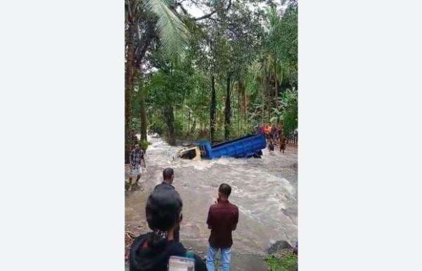 Terjang Sungai Kering saat Hujan Deras, Truk Terseret Banjir di Ngada NTT Terjang Sungai Kering saat Hujan Deras, Truk Terseret Banjir di Ngada NTT