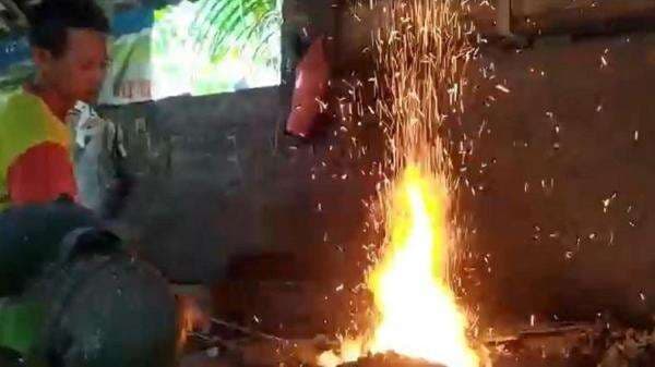 Jelang Idul Adha, Pande Besi di Banjarnegara Kebanjiran Order Pembuatan Golok Jelang Idul Adha, Pande Besi di Banjarnegara Kebanjiran Order Pembuatan Golok