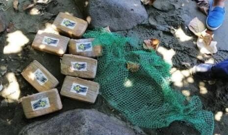 Puluhan Paket Kokain Berserakan di Pantai Tunjuk Anambas