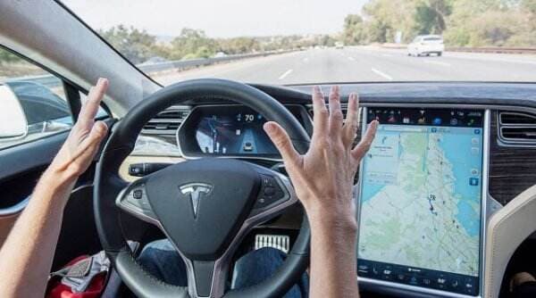 Dibajak Hacker, Mobil Tesla Mampu Melesat di Atas Batas Normal