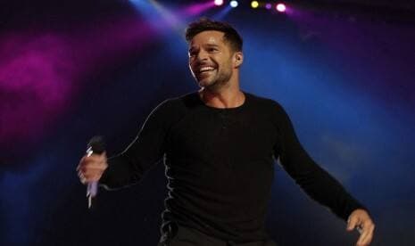 Hakim Keluarkan Perintah Penahanan untuk Penyanyi Ricky Martin