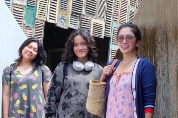 Ussy Sulistiawaty Tampil Kasual Bareng Dua Putrinya, Netizen: Berasa Lihat ABG Semua