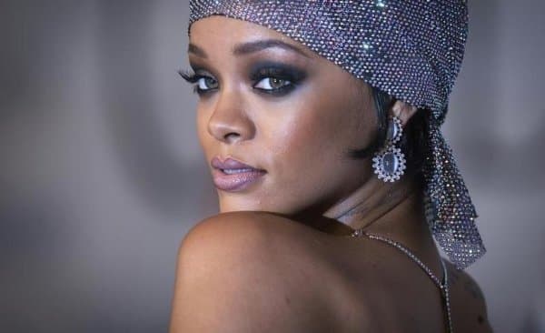Rihanna Promosikan Salah Satu Brand Makeup setelah Melahirkan, Pamerkan Lip Gloss Edisi Terbatas