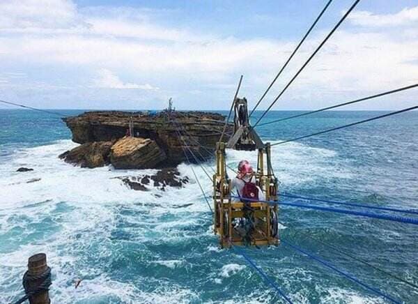 Menguji Adrenalin di Jembatan Terekstrem yang Ada di Pantai Timang Yogyakarta