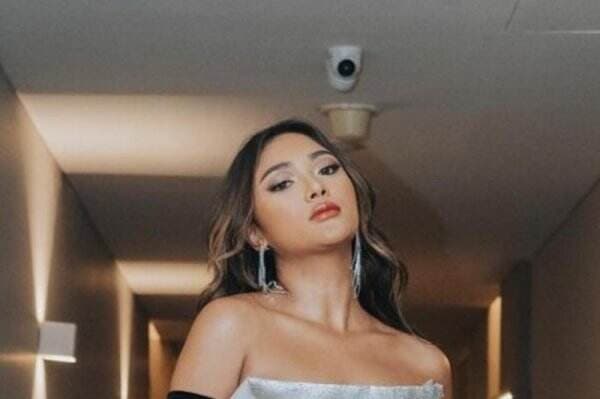 Marion Jola Seksi Berbalut Long Dress Silver, Netizen: Eksotik