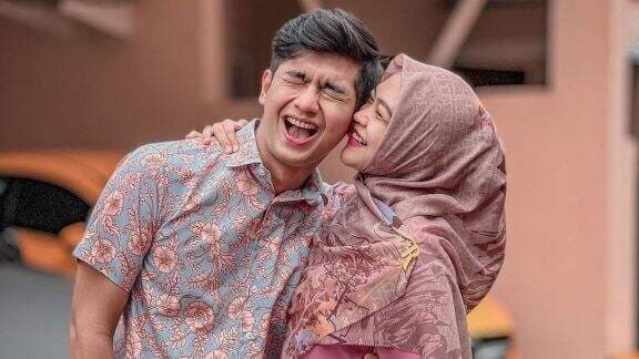 Viral Video Teuku Ryan Mesra Pelukan dengan Lawan Main, Reaksi Ria Ricis Langsung Panen Hujatan: Artis Hijrah Karbitan! Viral Video Teuku Ryan Mesra Pelukan dengan Lawan Main, Reaksi Ria Ricis Langsung Panen Hujatan: Artis Hijrah Karbitan!