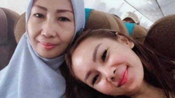 Gelar Acara Tahlilan 100 Hari Kepergian Sang Ibu, Kalina Oktarani Curhat Kehidupannya: Saya Bukan Orang Jahat! Gelar Acara Tahlilan 100 Hari Kepergian Sang Ibu, Kalina Oktarani Curhat Kehidupannya: Saya Bukan Orang Jahat!