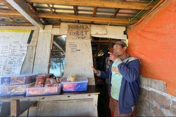 Perjuangan Mbah Koplak Buka Warung di Puncak Gunung Bismo Perjuangan Mbah Koplak Buka Warung di Puncak Gunung Bismo