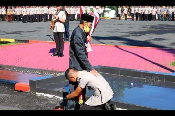Momen Mengharukan Ketika Anak Sopir Angkot Lulus Sebagai Polisi Momen Mengharukan Ketika Anak Sopir Angkot Lulus Sebagai Polisi