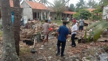 Diterjang Hujan Badai, Rumah Warga di Kabupaten Tangerang Ambruk