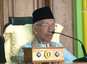 Kiai Mukhtar Mukti Kembali ke Pesantren Usai Dampingi Bechi Tersangka Pencabulan Santriwati Kiai Mukhtar Mukti Kembali ke Pesantren Usai Dampingi Bechi Tersangka Pencabulan Santriwati
