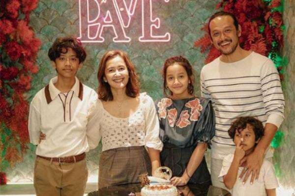 Widi Mulia Hamil Anak Ke-4 di Usia 43, Dwi Sasono Tulis Pesan Menyentuh Widi Mulia Hamil Anak Ke-4 di Usia 43, Dwi Sasono Tulis Pesan Menyentuh