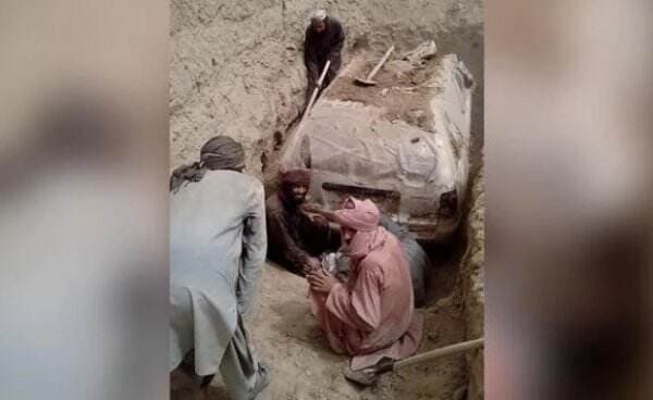 Taliban Gali Kuburan Toyota Corolla Milik Mullah Omar untuk Dimasukkan ke Museum