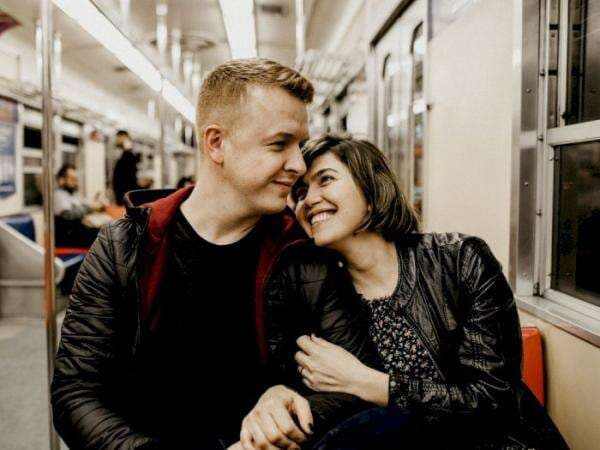 40 Pantun Lucu Bikin Ngakak untuk Menghibur Teman dan Pacar 40 Pantun Lucu Bikin Ngakak untuk Menghibur Teman dan Pacar