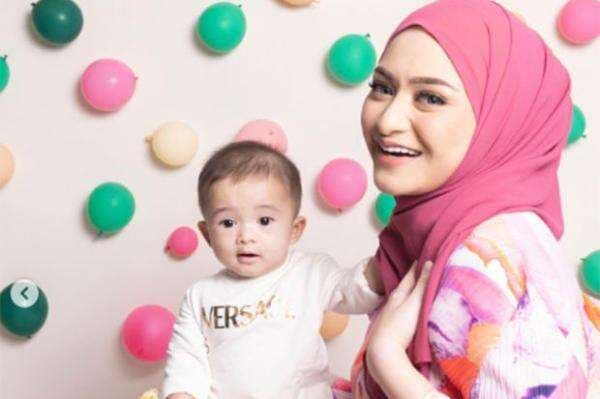 Tumbuh Dewasa Tanpa Kenal Sosok Ayah, Nathalie Holscher Tak Mau Batasi Kebersamaan Sule dengan Adzam Tumbuh Dewasa Tanpa Kenal Sosok Ayah, Nathalie Holscher Tak Mau Batasi Kebersamaan Sule dengan Adzam