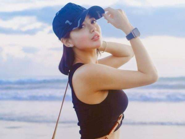 Wika Salim Pakai Hot Pants Pamer Body Goals, Netizen Salfok Lihat Bajunya Kekecilan Wika Salim Pakai Hot Pants Pamer Body Goals, Netizen Salfok Lihat Bajunya Kekecilan