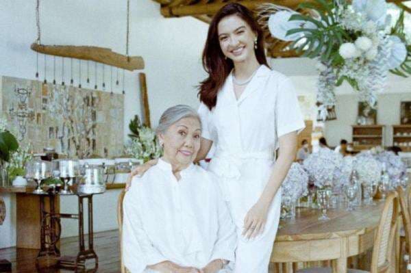Raline Shah Pamer Foto Bareng sang Nenek, Netizen: Waktu Muda Pasti Cantik Banget Raline Shah Pamer Foto Bareng sang Nenek, Netizen: Waktu Muda Pasti Cantik Banget