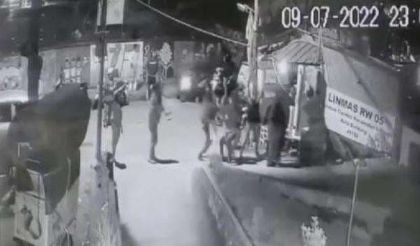 Geger Pengeroyokan di Bandung Viral Terekam CCTV, 8 Pelaku Ditangkap Polisi Geger Pengeroyokan di Bandung Viral Terekam CCTV, 8 Pelaku Ditangkap Polisi