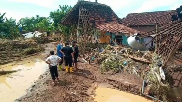 Banjir Bandang Terjang Pati, Puluhan Rumah Warga Hanyut, Belasan Kendaraan Tertimbun