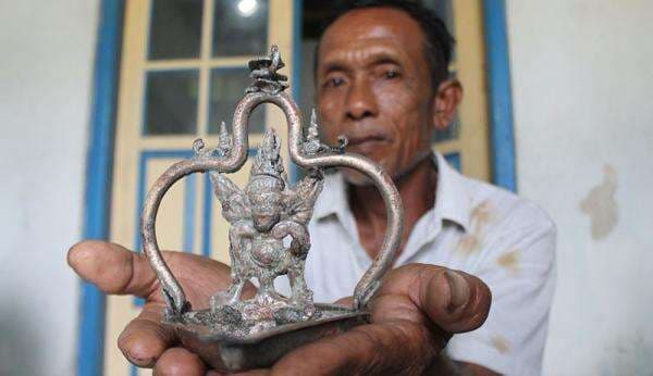 Gali Tanah Makam, Pria Ini Temukan Benda Kuno Berlambang Burung Garuda Gali Tanah Makam, Pria Ini Temukan Benda Kuno Berlambang Burung Garuda