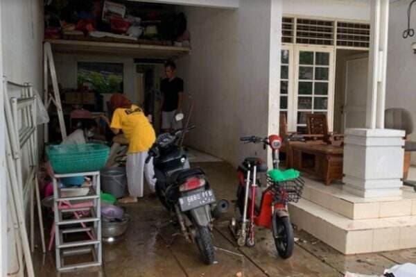 Banjir di Puri Kartika Surut, Warga Sibuk Bersihkan Lumpur