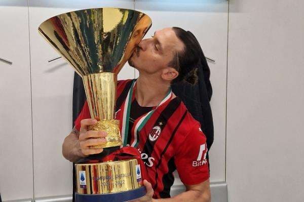 Zlatan Ibrahimovic Masih di AC Milan, Dapat Gaji Rp22,7 Miliar Zlatan Ibrahimovic Masih di AC Milan, Dapat Gaji Rp22,7 Miliar