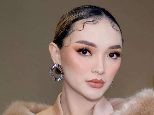Mewah! Begini Gaya Zaskia Gotik Tenteng Tas Hermes Miliaran Mirip Punya Syahrini Mewah! Begini Gaya Zaskia Gotik Tenteng Tas Hermes Miliaran Mirip Punya Syahrini