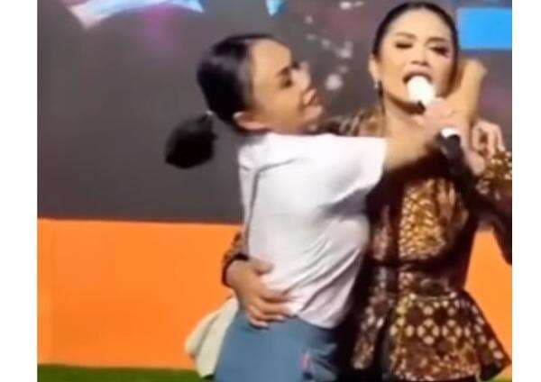 Waduh! Pakai Rok SMA Terlalu Ketat, Yuni Shara Kena Omel Krisdayanti Waduh! Pakai Rok SMA Terlalu Ketat, Yuni Shara Kena Omel Krisdayanti