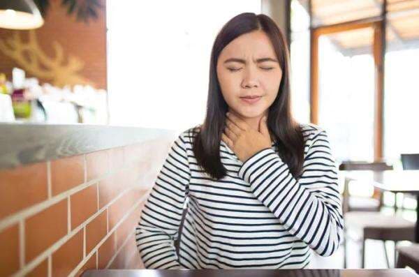 8 Cara Mengatasi Duri Ikan yang Tersangkut di Tenggorokan 8 Cara Mengatasi Duri Ikan yang Tersangkut di Tenggorokan