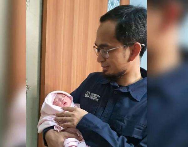 Ini Nama Anak Ustadz Adi Hidayat yang Baru Lahir, UAH Langsung Beri Doa Terbaik Ini Nama Anak Ustadz Adi Hidayat yang Baru Lahir, UAH Langsung Beri Doa Terbaik