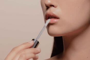 Bukan Hanya untuk Bibir, Ternyata Lip Gloss Punya Fungsi Lain! Bukan Hanya untuk Bibir, Ternyata Lip Gloss Punya Fungsi Lain!