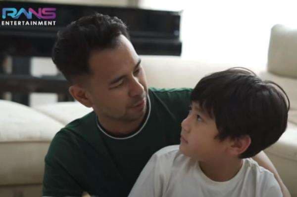 Viral! Suporter Persija Teriakan Yel-Yel saat Kalahkan RANS Nusantara FC, Rafathar Protes ke Raffi Ahmad Viral! Suporter Persija Teriakan Yel-Yel saat Kalahkan RANS Nusantara FC, Rafathar Protes ke Raffi Ahmad