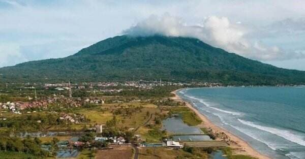 Pesona Gunung Rajabasa di Lampung Selatan, Miliki Danau Misterius dengan Air Sangat Jernih