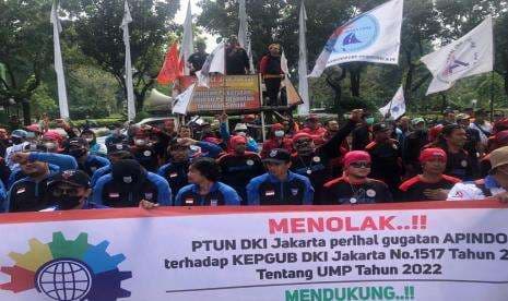 Buruh Gruduk Balai Kota Minta Anies Banding ke PTTUN